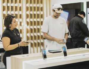 한 테이블에 앉아 Samsung 사용하는 두 사람